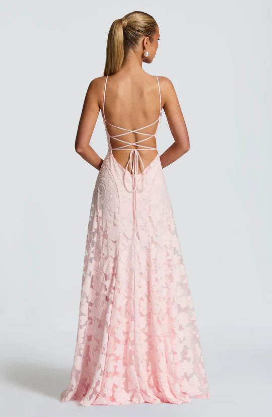 NELIA - ✨ Un vestido que combina elegancia y dulzura para hacerte sentir especial en cada momento