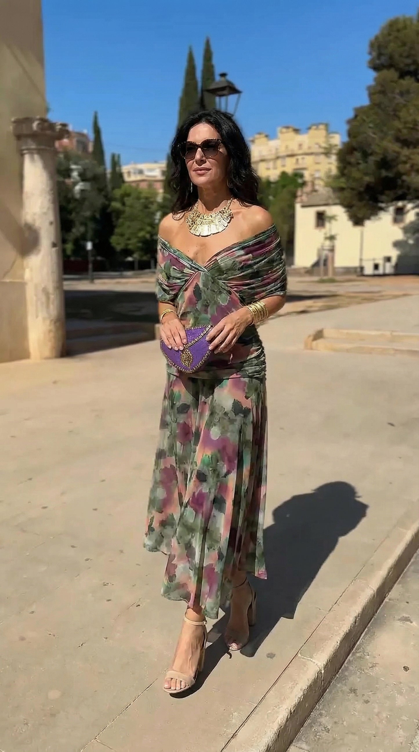 EMERA - Fluidez y sofisticación en un diseño que estiliza y envuelve con elegancia natural.