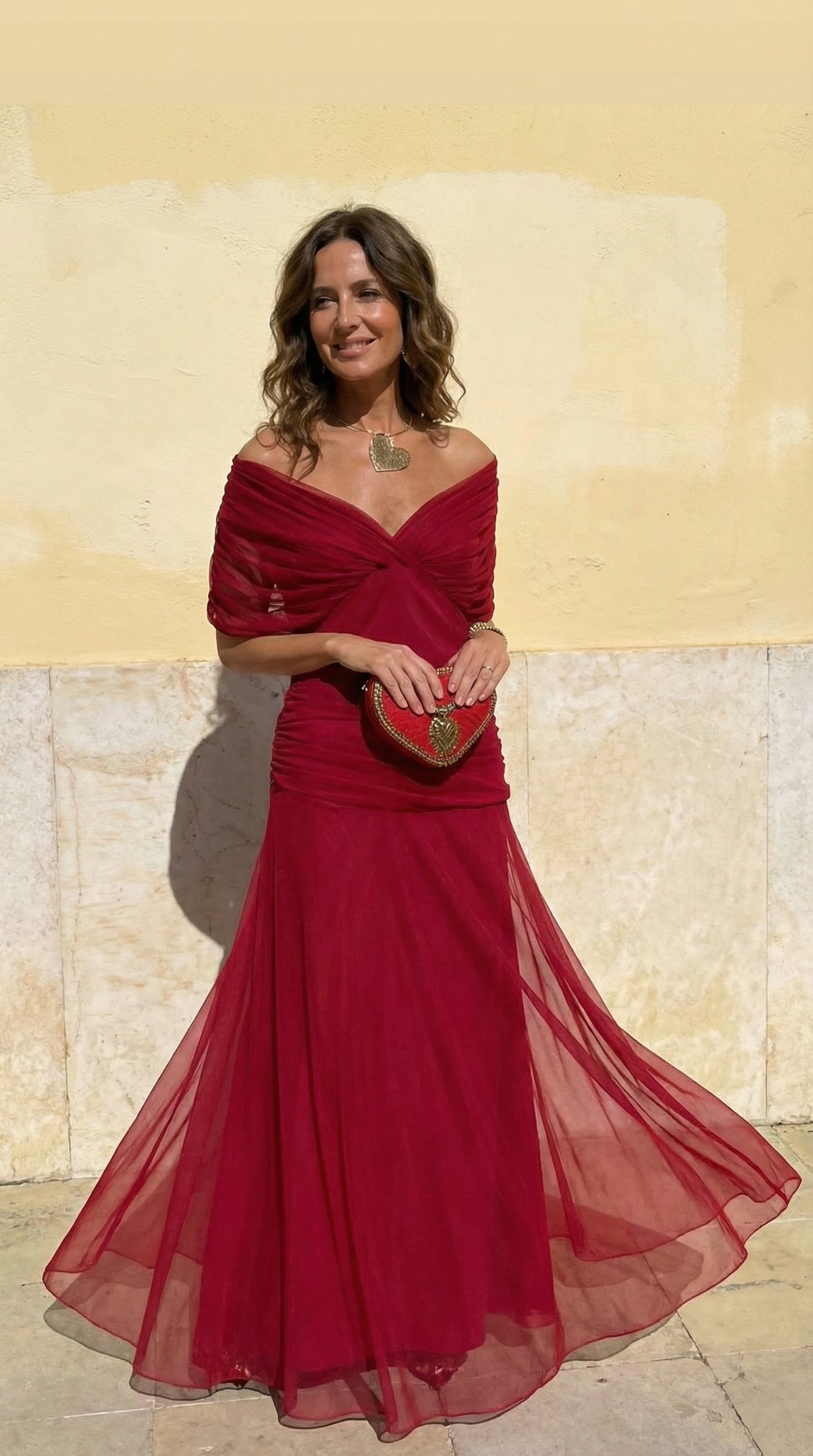 EMERA - Fluidez y sofisticación en un diseño que estiliza y envuelve con elegancia natural.
