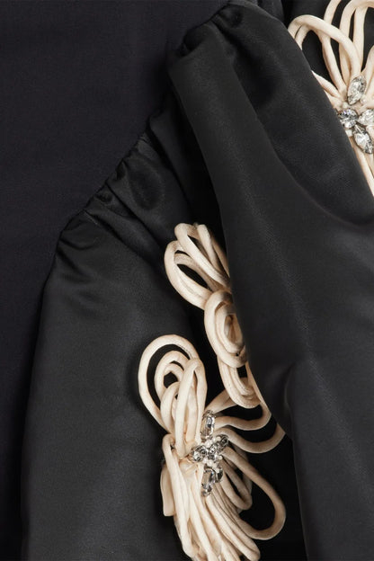 MELISA - Vestido con elegancia y feminidad de la mano.