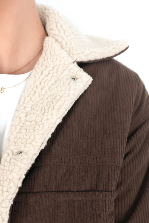 MARA - La chaqueta que te hará destacar todo tu look.