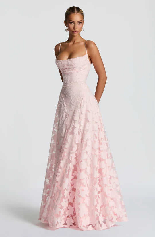 NELIA - ✨ Un vestido que combina elegancia y dulzura para hacerte sentir especial en cada momento