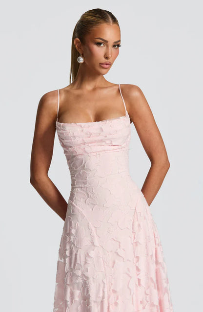NELIA - ✨ Un vestido que combina elegancia y dulzura para hacerte sentir especial en cada momento