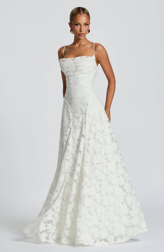 NELIA - ✨ Un vestido que combina elegancia y dulzura para hacerte sentir especial en cada momento