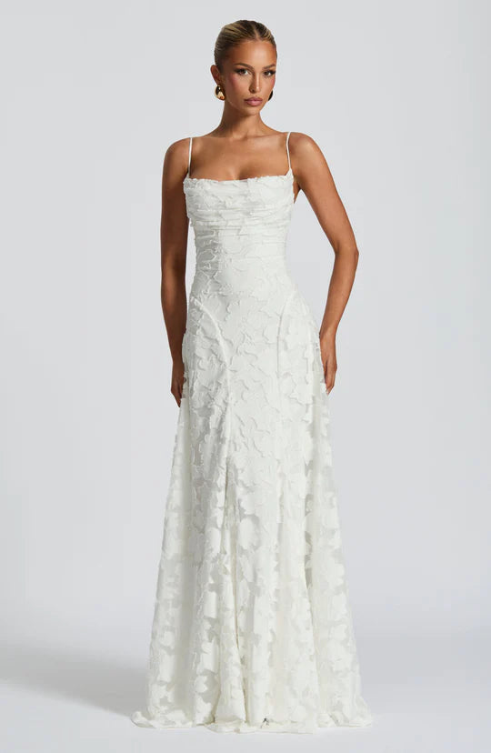 NELIA - ✨ Un vestido que combina elegancia y dulzura para hacerte sentir especial en cada momento