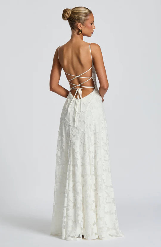 NELIA - ✨ Un vestido que combina elegancia y dulzura para hacerte sentir especial en cada momento