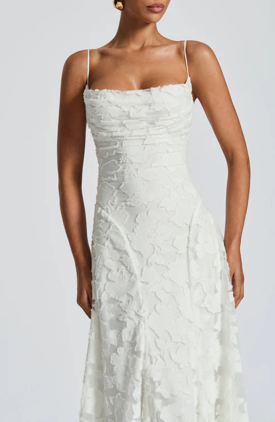 NELIA - ✨ Un vestido que combina elegancia y dulzura para hacerte sentir especial en cada momento