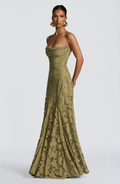 NELIA - ✨ Un vestido que combina elegancia y dulzura para hacerte sentir especial en cada momento