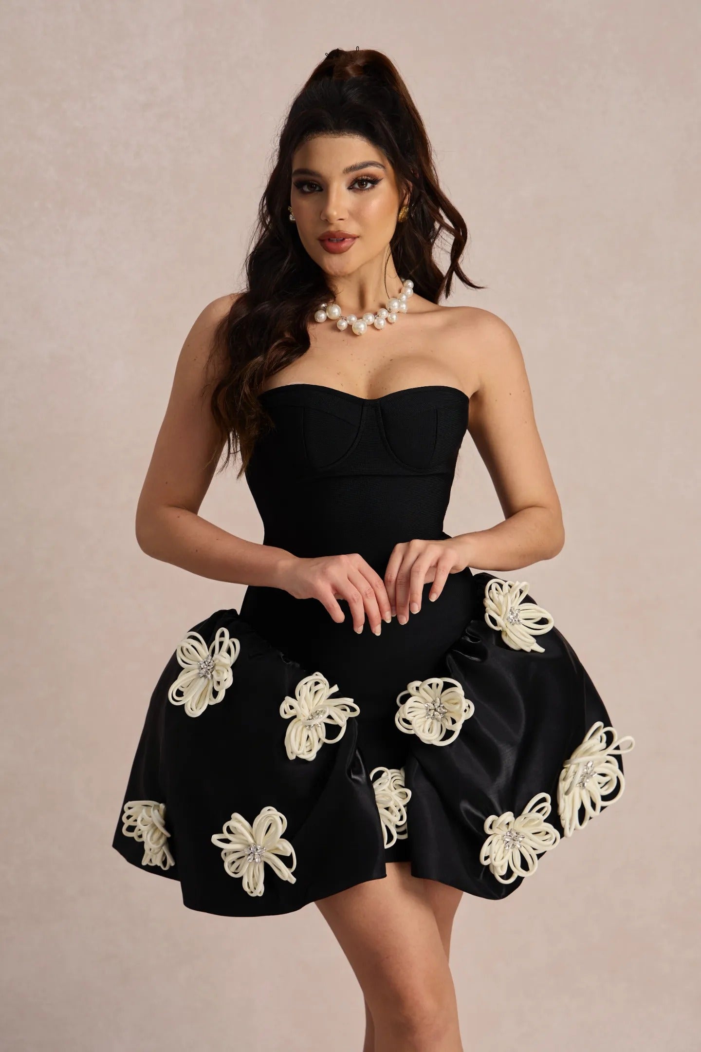 MELISA - Vestido con elegancia y feminidad de la mano.